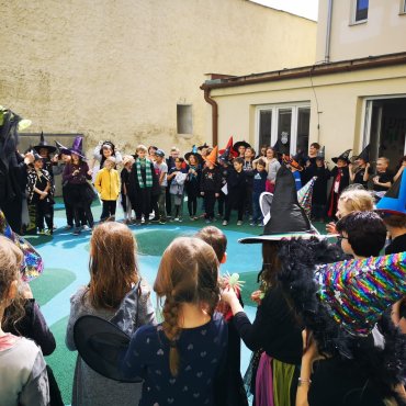 REJ ČARODĚJNIC A ČARODĚJŮ VE DRUŽINCE