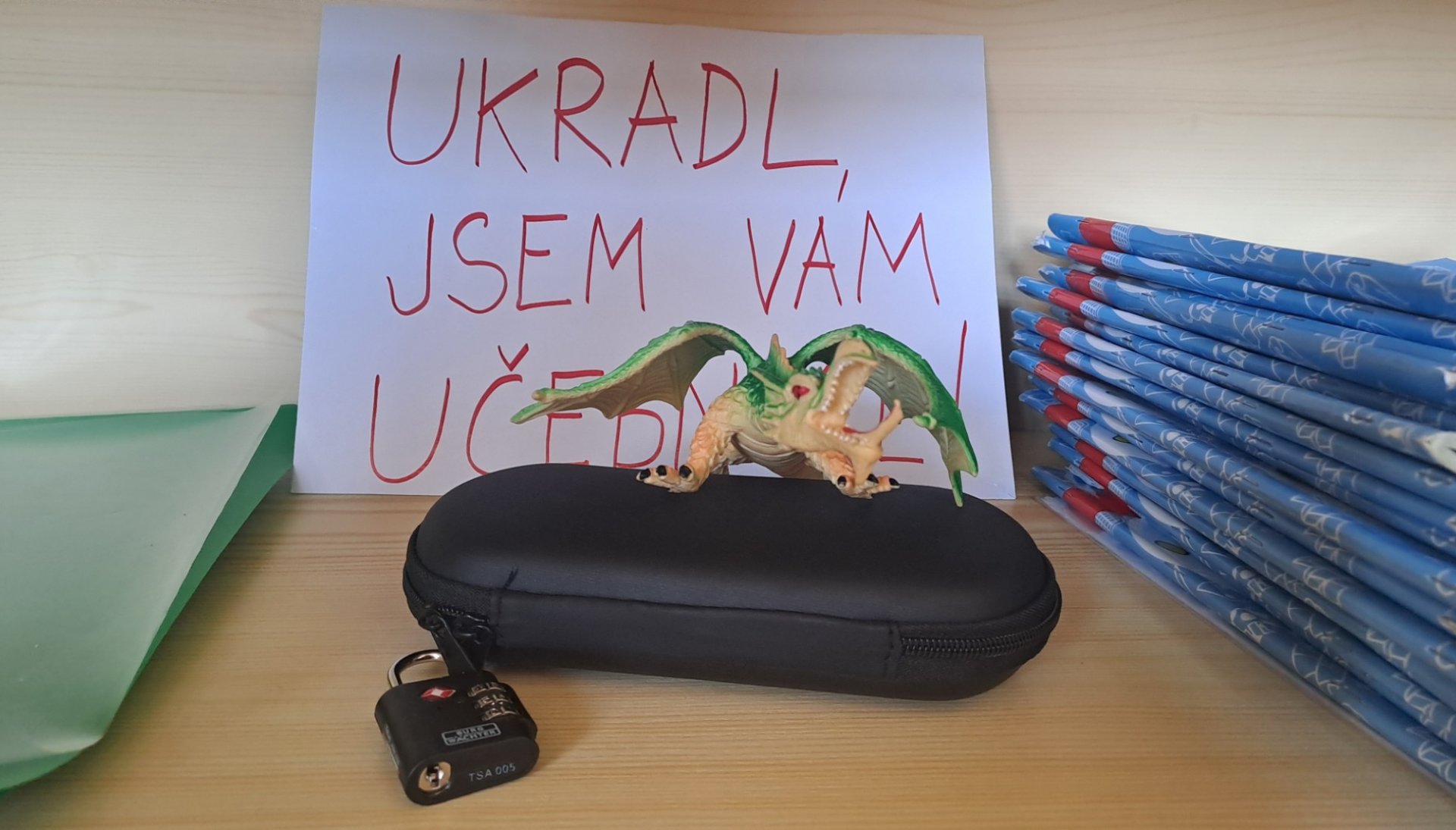 DRAK NEGRAMOŤÁK V PRVNÍ TŘÍDĚ